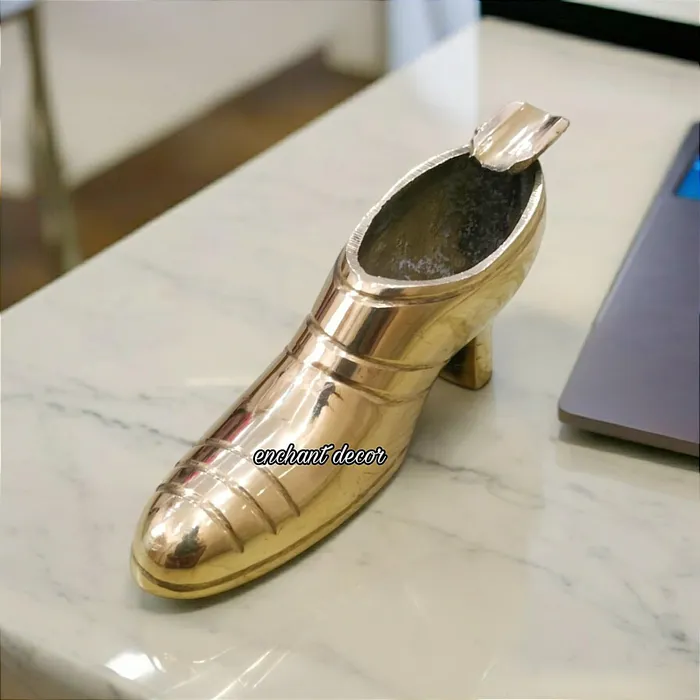 Dropshipped via Social Commerce Network Earrings Asha Enchant Decor Brass Cigrette Smoking Ashtrays Modern Tabletop Gold Color Shoe Design Ash Trays For Home Office